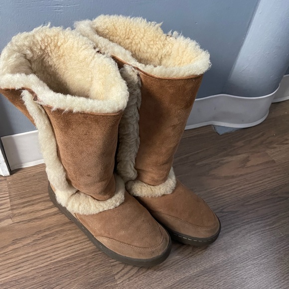 UGG Sundance II Revival Shearling Boots - Women's Cozy Winter Warmth - Picture 1 of 5